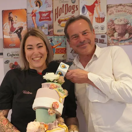 Céline Martin, créatrice des Gourmandises d'Adélaïde, interviewée par Les Essentiels du Bassin avec une pièce montée